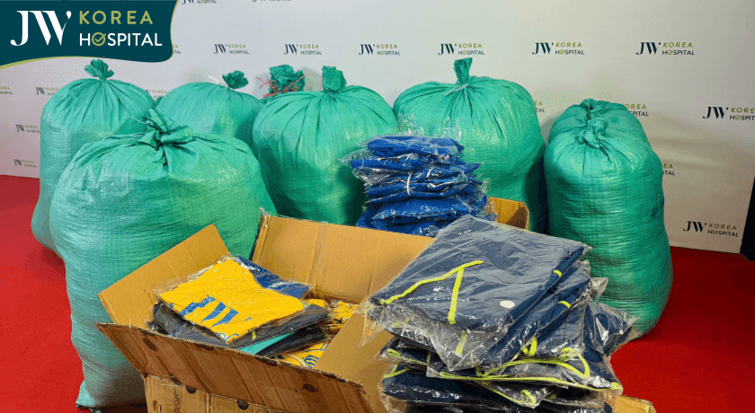 Những bộ quần áo mới được tập kết tại Bệnh viện JW để gửi đến Phú Yên cho bà con sau lũ