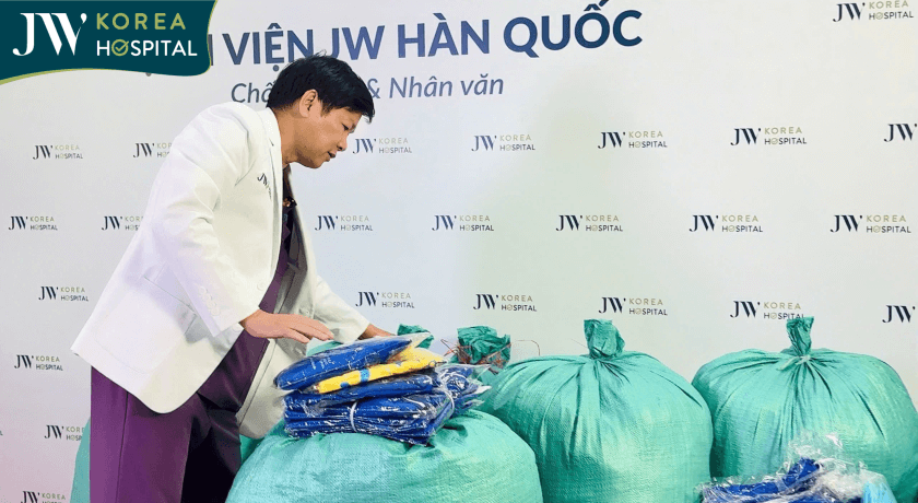 Bác sĩ Tú Dung kiểm tra kỹ lưỡng những bộ quần áo để hỗ trợ cho bà con miền Trung