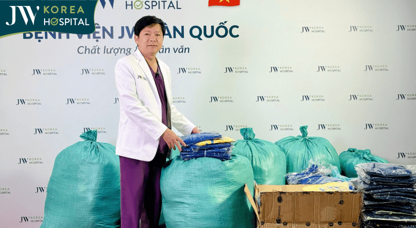 Bác sĩ Tú Dung tận tay quyên góp những bộ quần áo mới dành cho bà con Phú yên sau lũ