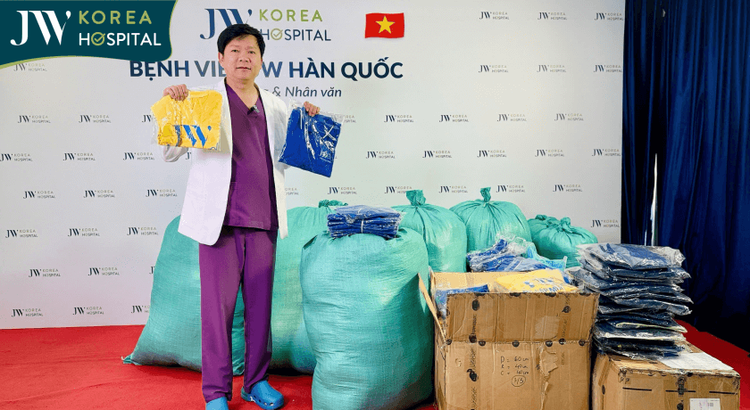 Hàng trăm quần áo mới được bác sĩ Tú Dung tận tay chuẩn bị cho bà con miền Trung sau lũ