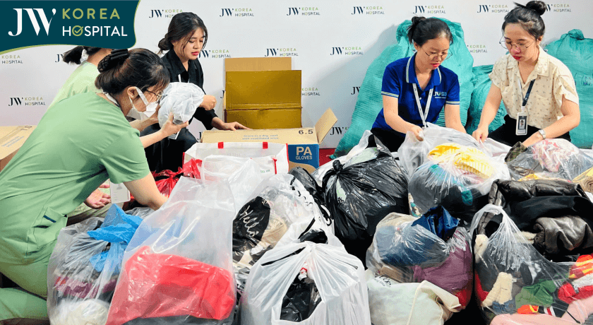 Nhân viên JW đang phân loại quần áo để gửi đến miền Trung hỗ trợ bà con sau lũ