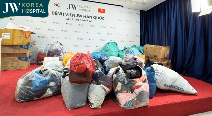 Hàng trăm bộ quần áo được tập kết tại lầu 7 để hỗ trợ cho Phú Yên sau lũ