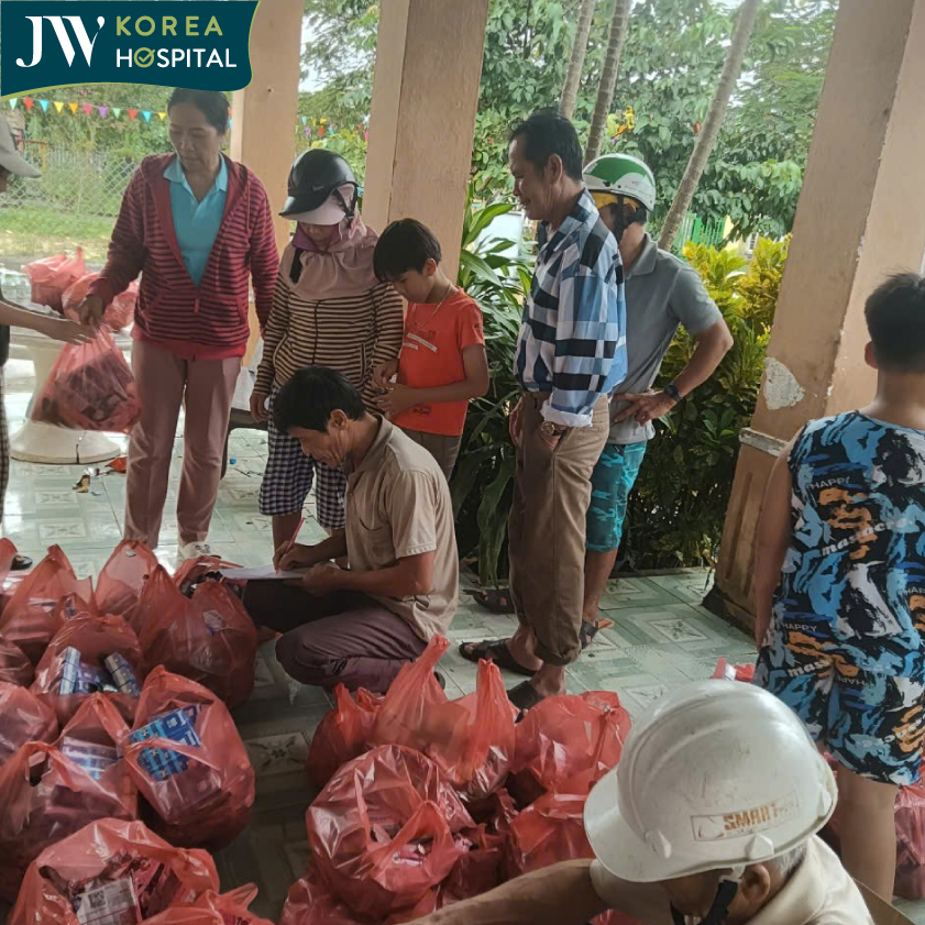 Người dân miền Trung đã nhận tận tay những phần quà hỗ trợ từ Bệnh viện JW