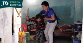 Bác sĩ Tú Dung đến tận nhà thăm hỏi người dân miền Trung sau bão