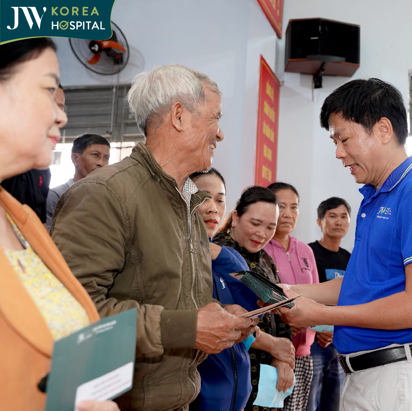 Bác sĩ Tú Dung tận tay trao quà cho các cô chú ở miền Trung khắc phục cuộc sống sau bão