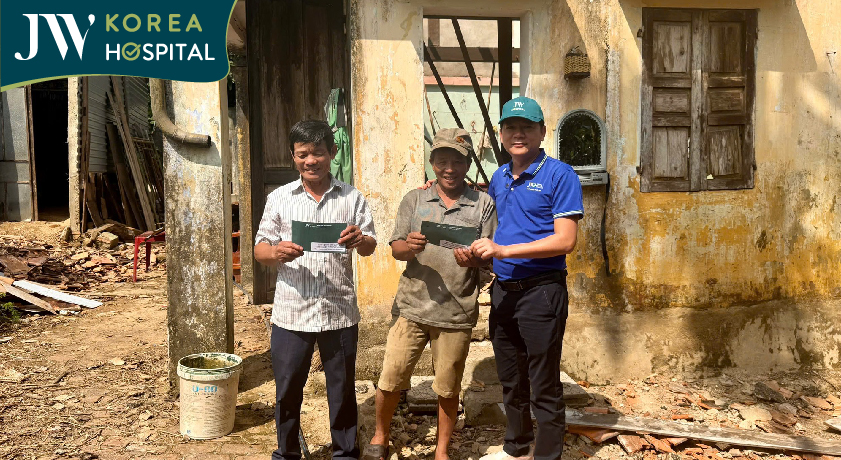 Bác sĩ Tú Dung đến tận nhà trao quà cho hộ gia đình chịu thiệt hại do bão gây ra 