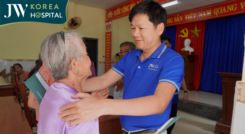 Bác sĩ Tú Dung ân cần hỏi thăm sức khỏe người dân miền Trung 