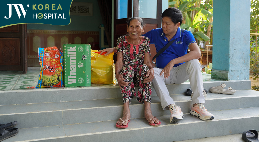 Bác sĩ Tú Dung lắng nghe câu chuyện, san sẻ nỗi buồn cùng bà con sau bão 