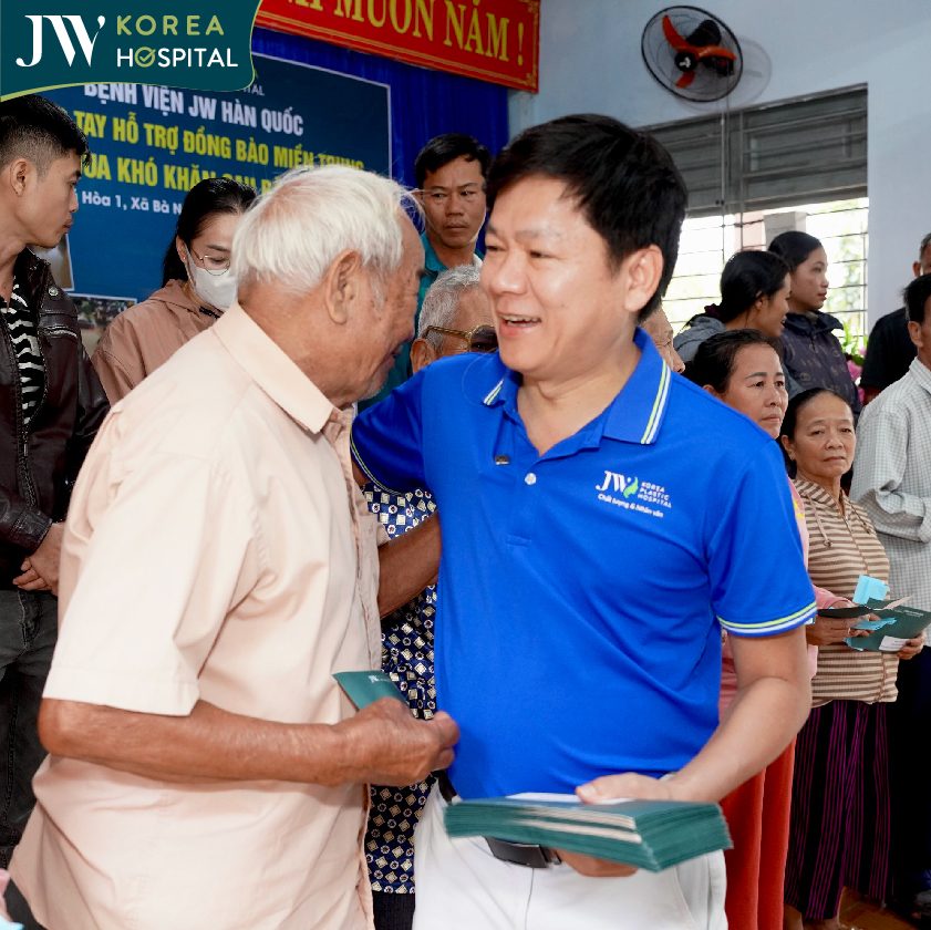 Bác sĩ Tú Dung vui cười trao quà cho những bà con miền Trung 