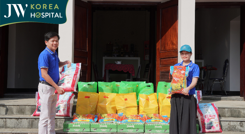 Đoàn thiện nguyện Bệnh viện JW có mặt tại miền Trung để hỗ trợ cho bà con khắc phục sau bão 