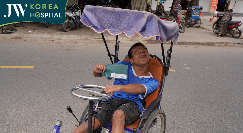 Hình ảnh anh bán vé số tội nghiệp sau cơn bão dữ tại miền Trung 