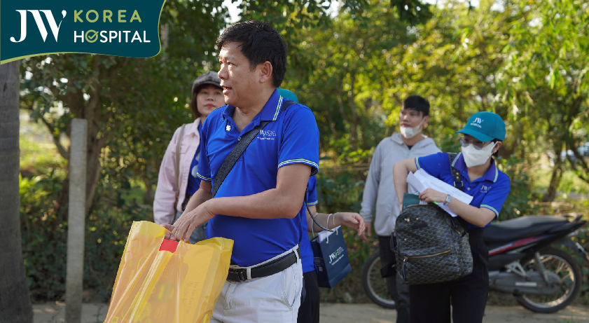 Bác sĩ Tú Dung cùng đoàn thiện nguyện đi bộ đến từng nhà dân để phát quà 