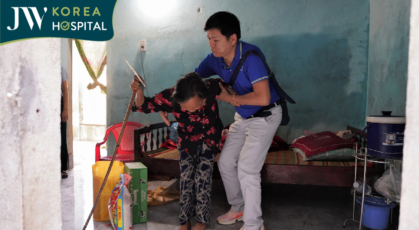 Hình ảnh bác sĩ Tú Dung cùng bà con miền Trung sau bão 