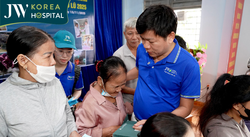 Người dân xúc động sau khi nhận quà hỗ trợ từ Bệnh viện JW