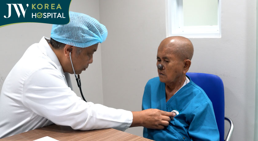 bác sĩ bệnh viện JW đang khám sức khỏe cho sư bà Khơ-me