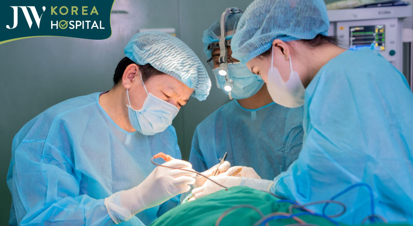 Bác sĩ Tú Dung và ê-kíp JW trải qua hàng giờ căng thẳng cứu lấy sư bà thoát khỏi khối u