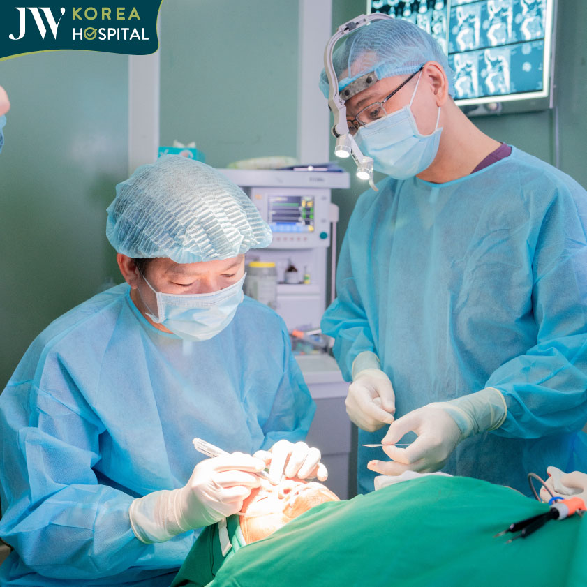 Bác sĩ Tú Dung căng thẳng trong ca phẫu thuật cắt bỏ khối u cho sư bà khơ-me