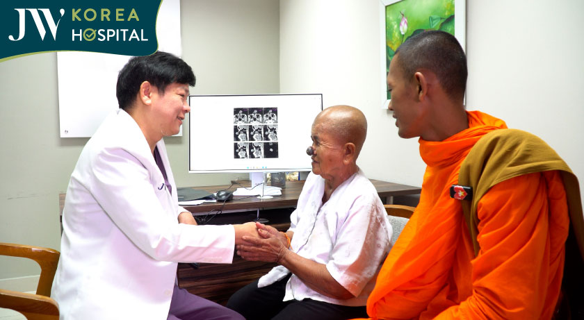 Bác sĩ Tú Dung quyết định mổ miễn phí cho sư bà khơ-me 80 tuổi