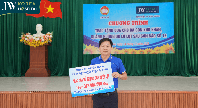 Bác sĩ Tú Dung trao quà cứu trợ miền trung