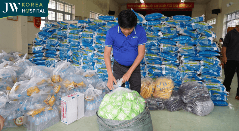 bác Dung chu đáo chuẩn bị sẵn sàng cho bà con Phú Yên