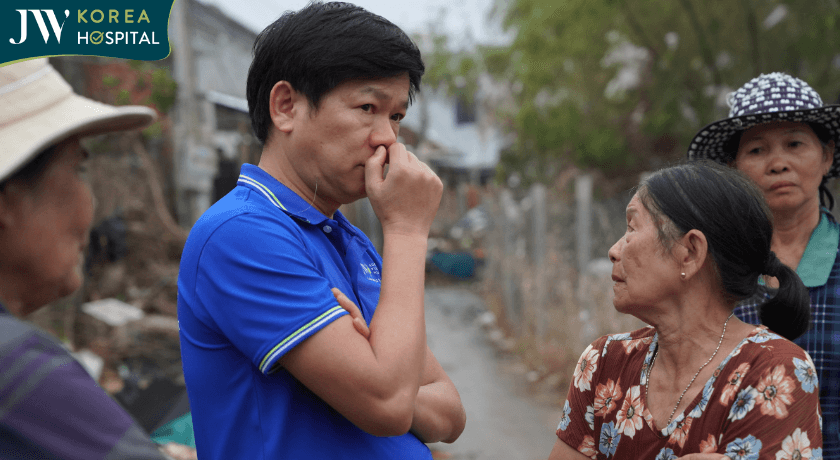 Bác sĩ Tú Dung đau sót khi nghe bà con kể về những khó khăn