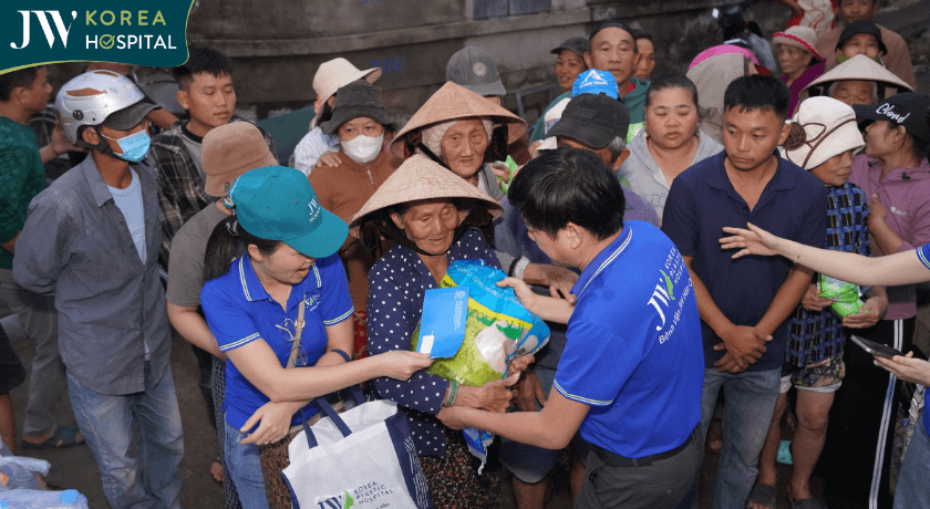 Bác sĩ Tú Dung và đoàn JW trao quà cho bà con Xóm Bầu