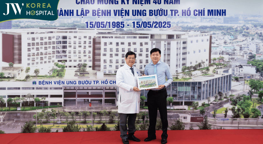 bác sĩ bệnh viện ung bướu tặng quà kỷ niệm bác sĩ tú dung