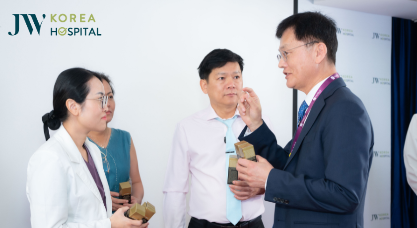 bác sĩ Hàn Quốc chuyển giao công nghệ Exosome