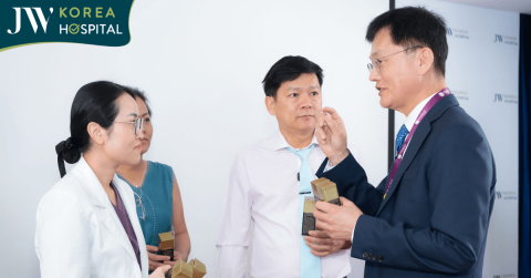 Lần đầu tiên tại Việt Nam: Bác sĩ Hàn Quốc trực tiếp chuyển giao kỹ thuật tiêm Exosome chuẩn Hàn cho bác sĩ JW