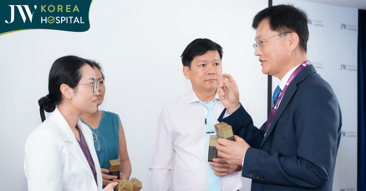 Lần đầu tiên tại Việt Nam: Bác sĩ Hàn Quốc trực tiếp chuyển giao kỹ thuật tiêm Exosome chuẩn Hàn cho bác sĩ JW