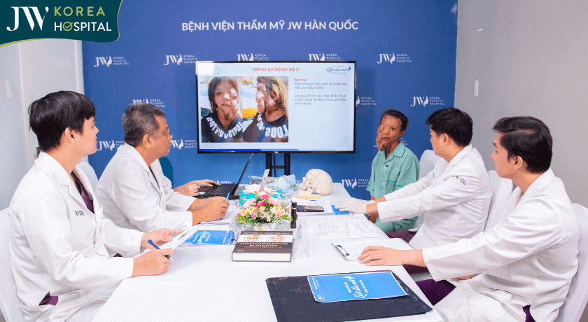bác sĩ JW cẩn thận hội chẩn từng bước trước khi phẫu thuật