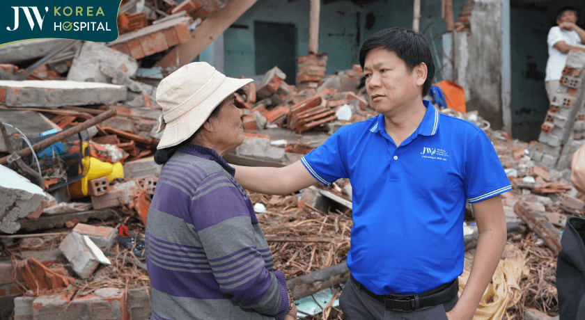 bác sĩ Tú Dung an ủi người dân cố gắng sau lũ