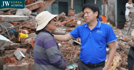 bác sĩ Tú Dung bật khóc khi đi qua vùng lũ thiệt hại nặng nề