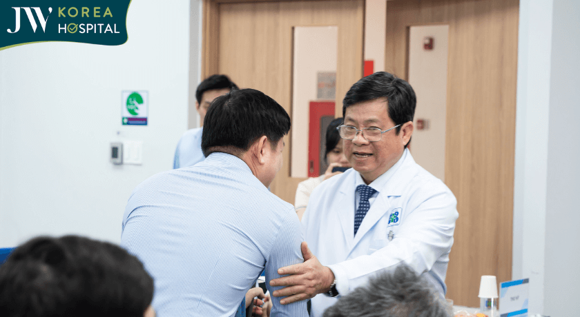 bác sĩ Tú Dung bắt tay cùng giám đốc bệnh viện ung bướu