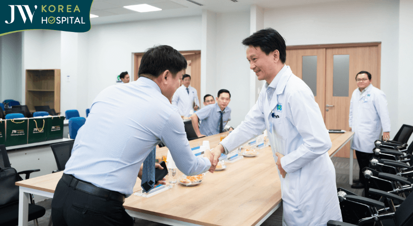 bác sĩ Tú Dung bắt tay với bác sĩ bệnh viện Ung bướu