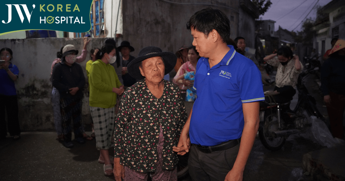 Bác sĩ Tú Dung và đoàn JW chạy KPI cứu trợ, trao 5 hộ trong 1 phút 30 giây