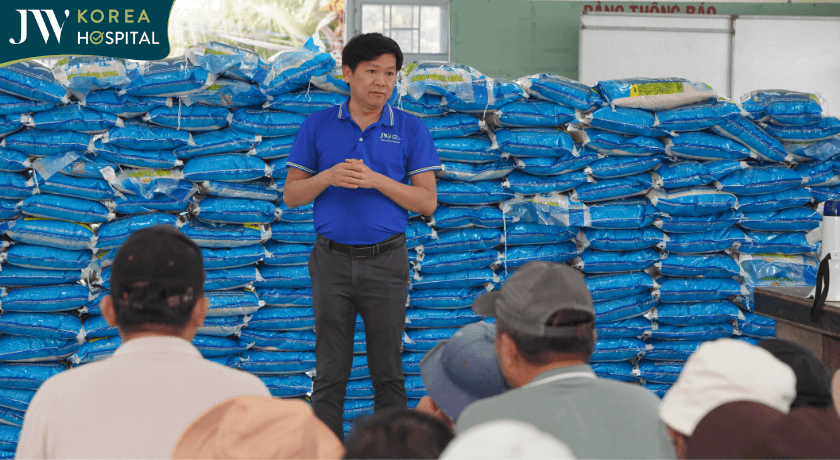 Bác sĩ Tú Dung chuẩn bị phát quà cứu trợ cho người dân