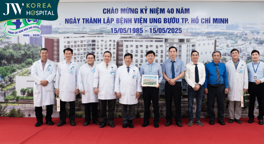 Bác sĩ Tú Dung chụp kỷ niệm cùng bác sĩ Bệnh viện Ung bướu