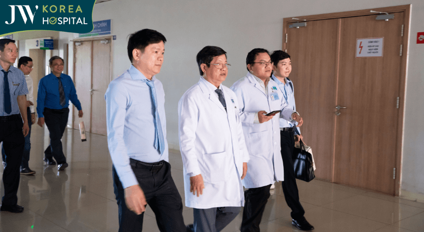 bác sĩ Tú Dung cùng đoàn bác sĩ Ung bướu tham quan bệnh viện