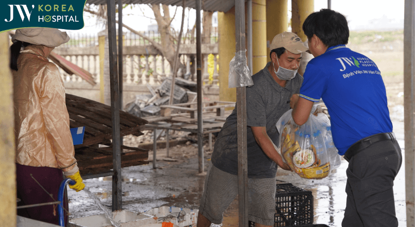 Bác sĩ Tú Dung đến tận nhà tặng quà cho vùng khó khăn