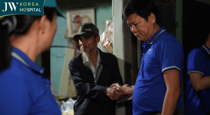 Bác sĩ Tú Dung đến từng hộ dân xóm Bầu