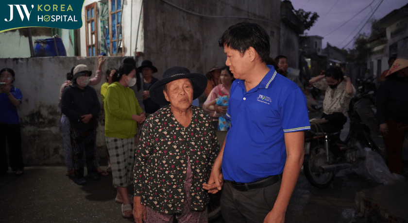 Bác sĩ Tú Dung không kiềm được nước mắt khi nghe bà con kể lại