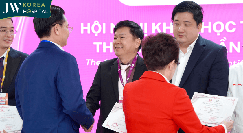 bác sĩ Tú Dung nhận chứng nhận sau khi báo cáo tại hội nghị HSAPS 2025