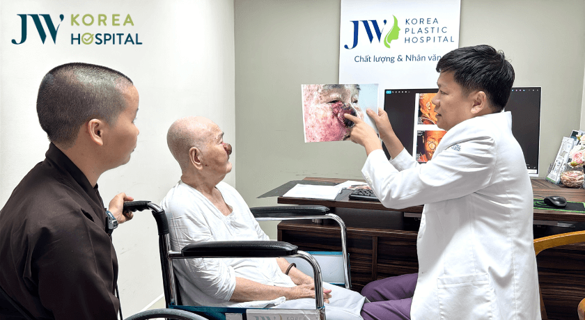 bác sĩ Tú Dung phân tích khối U cho cụ bà xem