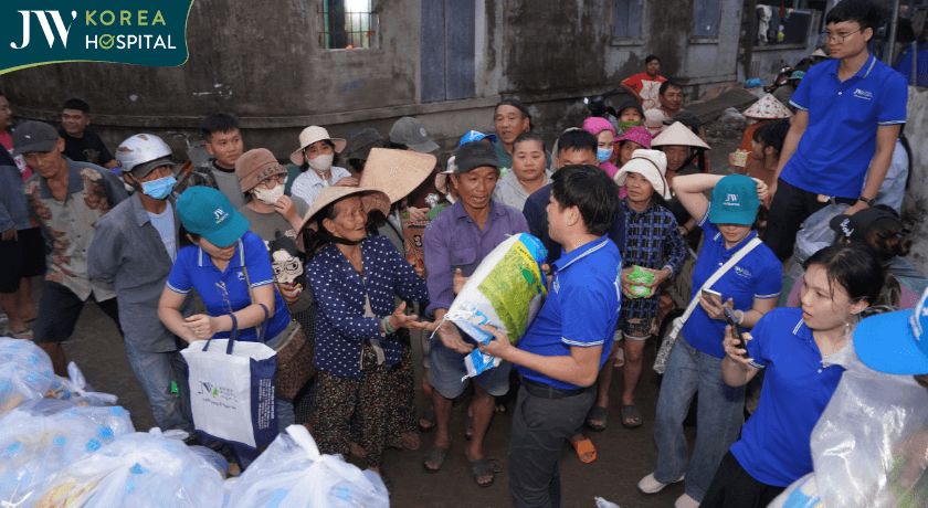 bác sĩ Tú Dung phát quà cho người dân xóm Bầu nhiều người cô lập