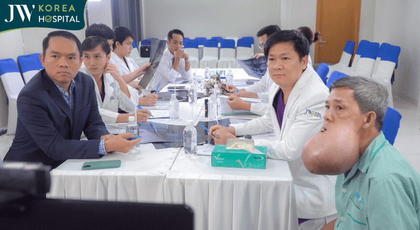 bác sĩ Tú Dung phối hợp cùng bác sĩ bênh viện chuyên khoa về U khổng lồ