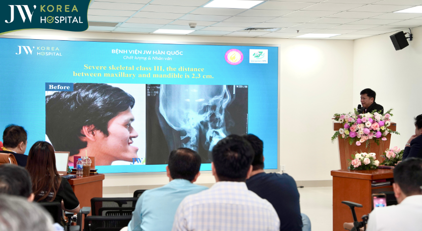 bác sĩ Tú Dung trình bày báo cáo Phẫu thuật Hàm tại HSAPS 2025