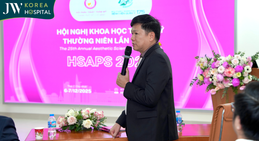 Bác sĩ Tú Dung trình bày báo cáo phẫu thuật Hàm tại HSAPS 2025