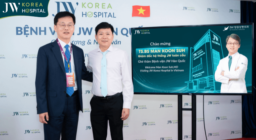 Bác sĩ Tú Dung và Dr Man Koon Suh chụp hình kỷ niệm buổi chia sẻ