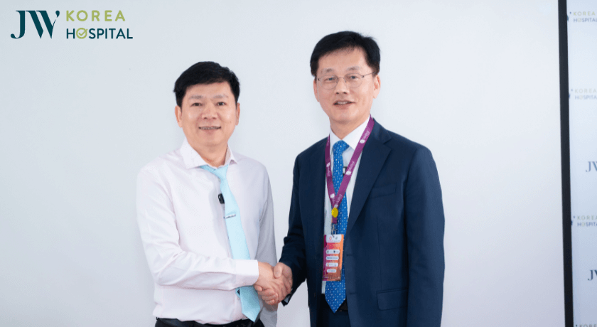 Bác sĩ Tú Dung và Dr Man Koon Suh tại Bệnh viện JW